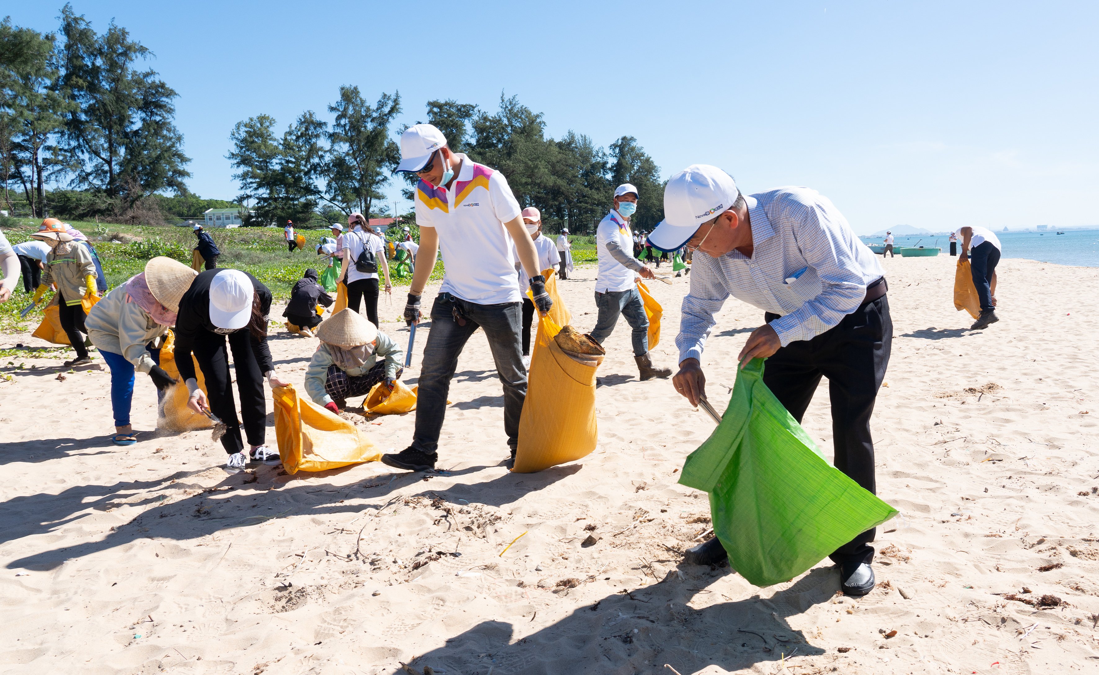 Phó chủ tịch UBND TP. Phan Thiết Lê Văn Chơn tham gia cùng người dân nhặt rác tại các bãi biển ở địa phương